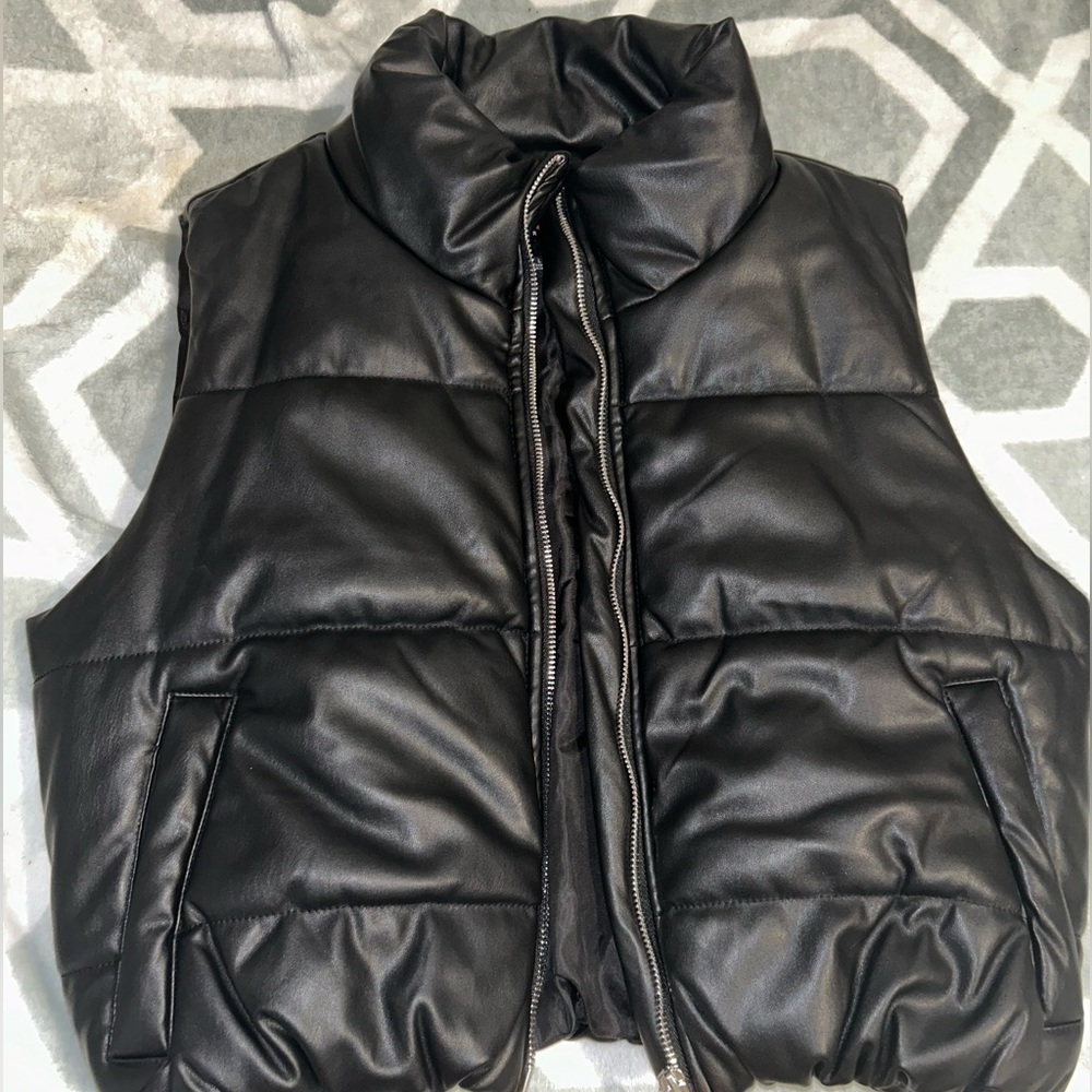 Puffer vest in black size large really cute, comfy and thick.